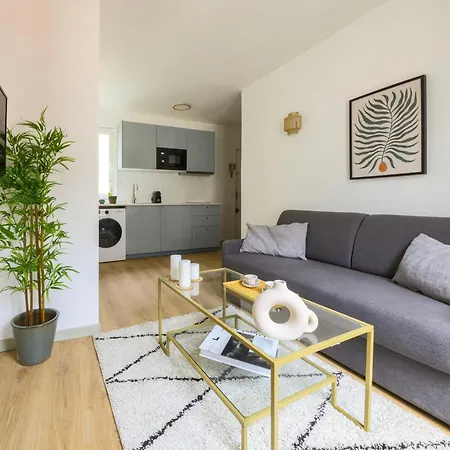 Apartment Comfortable Retreat Near Parc Monceau Paris